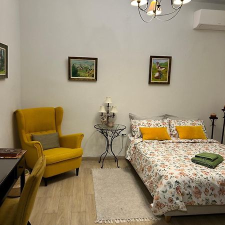 Ferienwohnung Cozy House With Backyard At Iraklio Attikis Athen Exterior foto