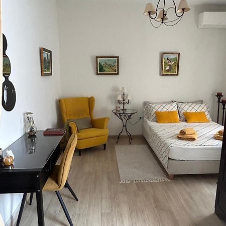 Ferienwohnung Cozy House With Backyard At Iraklio Attikis Athen Exterior foto