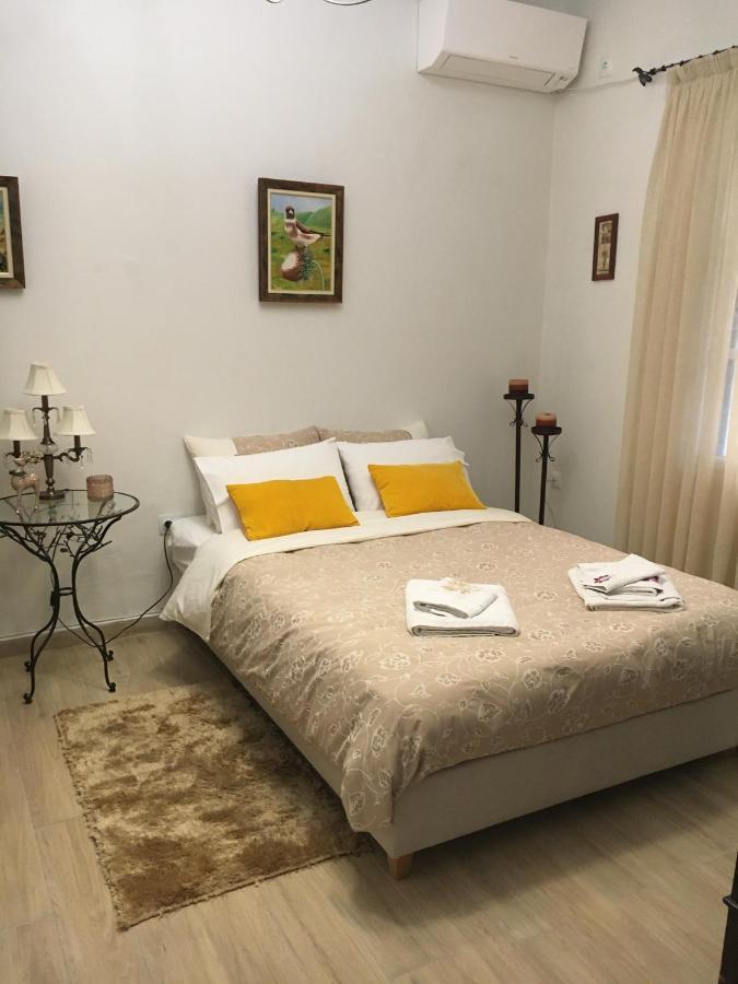 Ferienwohnung Cozy House With Backyard At Iraklio Attikis Athen Exterior foto