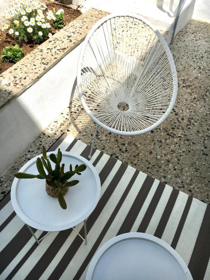 Ferienwohnung Cozy House With Backyard At Iraklio Attikis Athen Exterior foto
