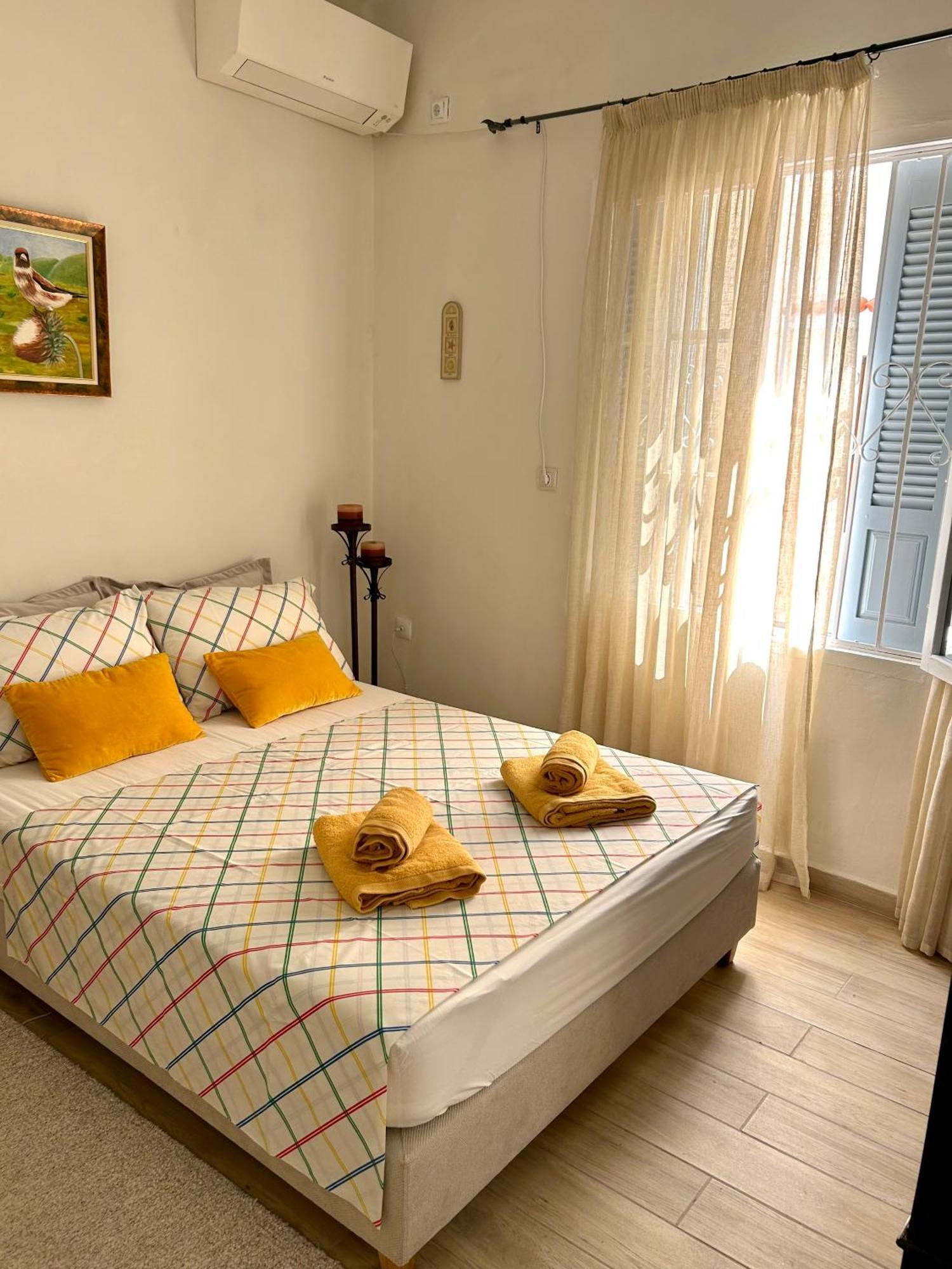 Ferienwohnung Cozy House With Backyard At Iraklio Attikis Athen Exterior foto